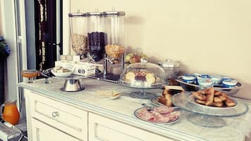 Petit déjeuner buffet (4 EUR par personne)