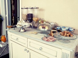 每日供應自助早餐 (每人 EUR4)