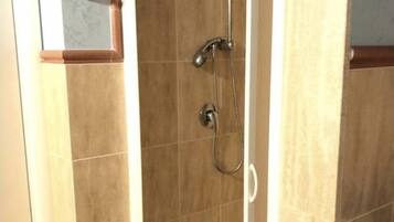 Dreibettzimmer | Badezimmer | Kostenlose Toilettenartikel, Haartrockner, Bademäntel, Bidet