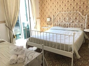 Camera tripla | 1 camera, biancheria da letto di alta qualità, copriletto in piuma