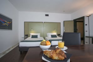 Chambre Standard avec lits jumeaux | Minibar, coffres-forts dans les chambres, bureau, chambres insonorisées