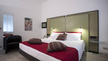 Standaard tweepersoonskamer, 1 queensize bed | Een minibar, een kluis op de kamer, een bureau, geluiddichte muren