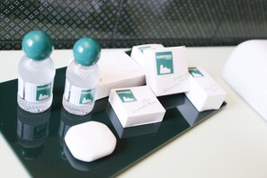 Chambre Double Deluxe | Équipements de salle de bain | Douche, articles de toilette gratuits, sèche-cheveux, bidet