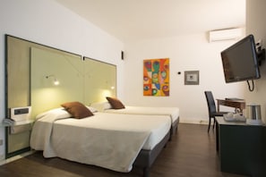 Habitación estándar con 2 camas individuales | Minibar, caja de seguridad en la habitación y escritorio