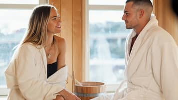 Romantic Suite | Minibar, in-room safe, desk, laptop workspace