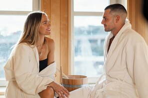 Suite romantique, sauna | Minibar, coffre-fort, bureau