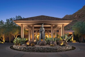 Frette Italian sheets, down duvets, pillow-top beds, minibar - The Canyon Suites at The Phoenician, Luxury Collection (Scottsdale)