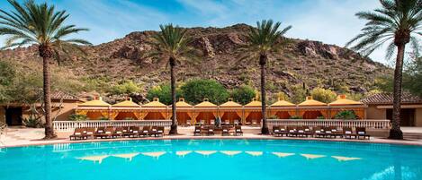Una piscina al aire libre, cabañas de piscina (de pago)