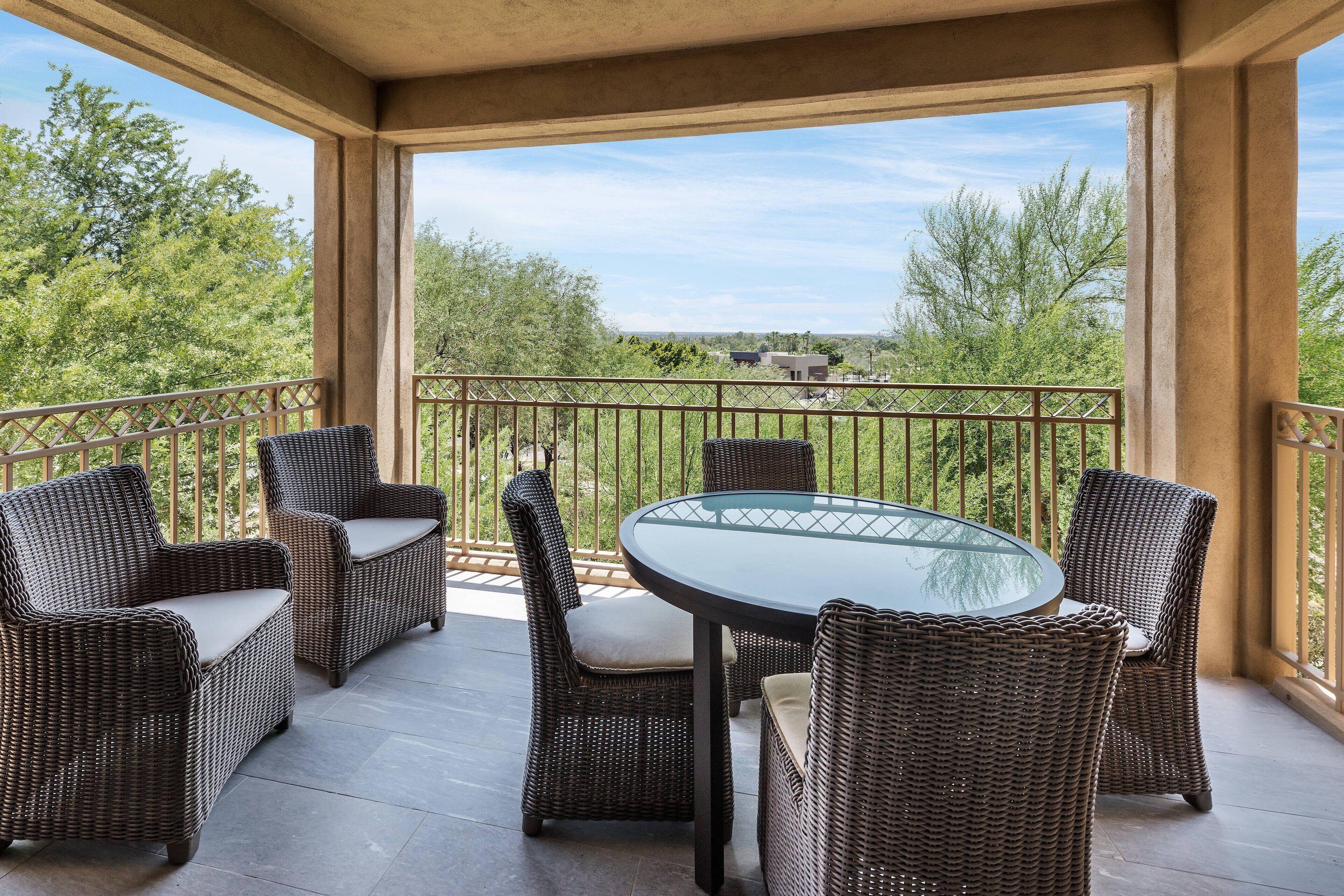 Draps italiens Frette, couette en duvet d'oie, surmatelas, minibar