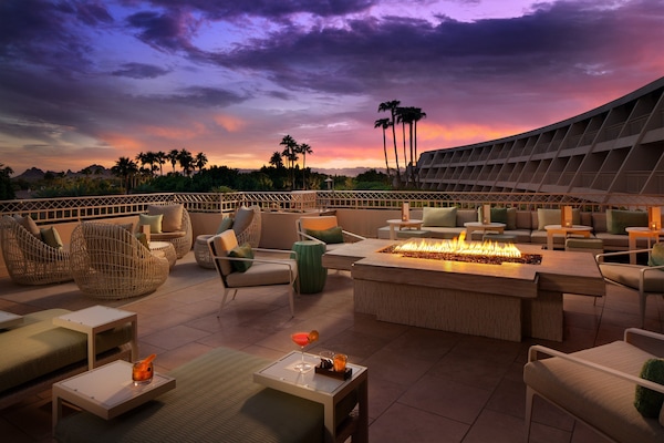 8 restaurants; lunch and dinner served