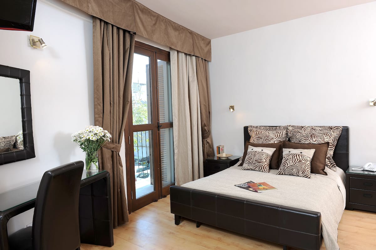 Premium bedding, in-room safe, desk, blackout curtains