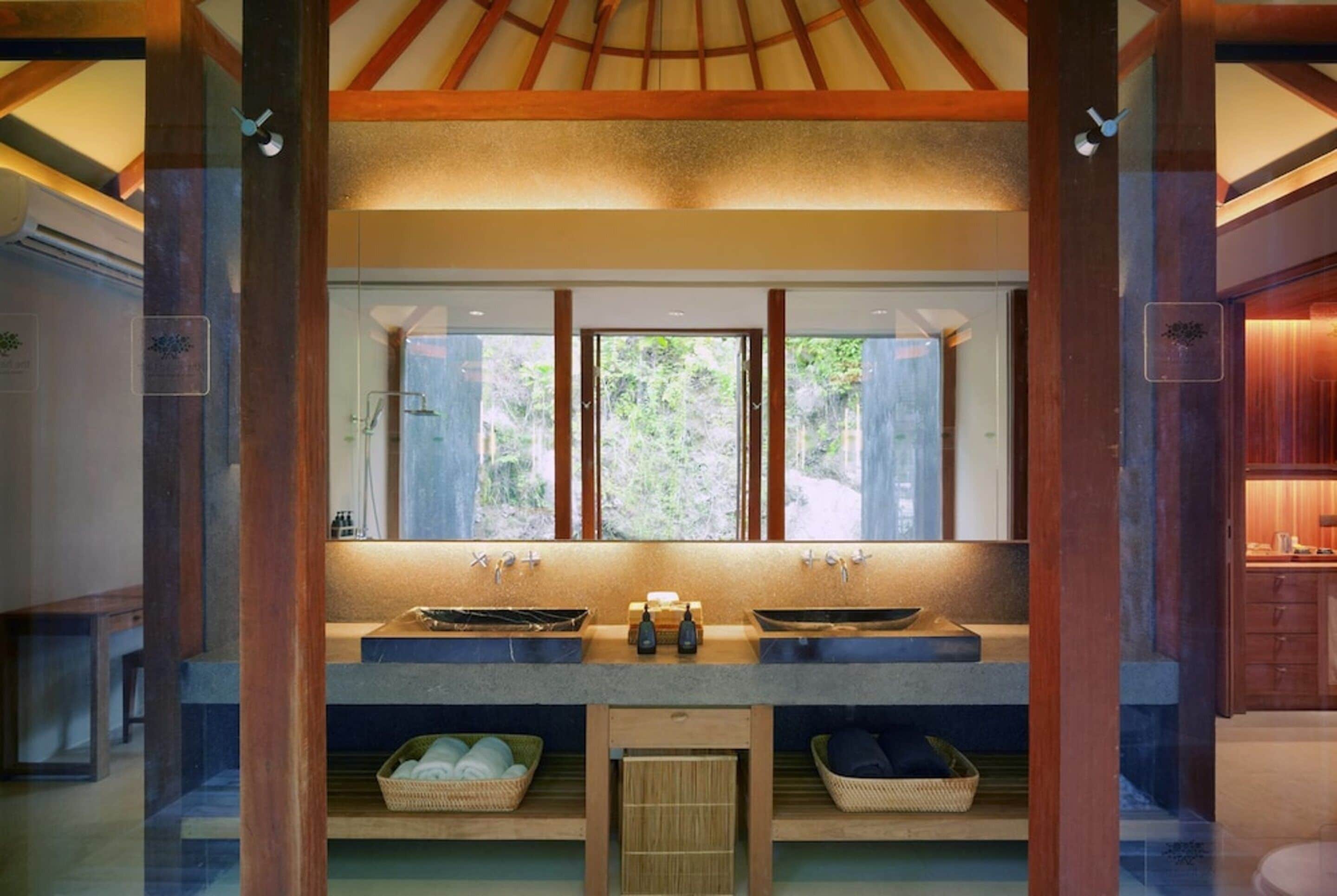 shower, rainfall showerhead, free toiletries, hair dryer