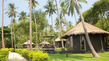 Getaway Villa | Minibar, in-room safe, desk, blackout curtains