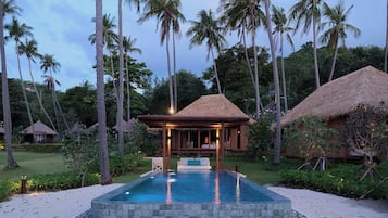 Castaway Beach Fron Pool Villa 1 Bedroom | Minibar, in-room safe, individually decorated, blackout drapes