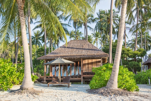 Castaway Beach Villa | Minibar, pengeskab på værelset, skrivebord, mørklægningsgardiner