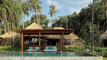 Castaway Beach Fron Pool Villa 2 Bedrooms | Minibar, caja fuerte, escritorio y cortinas opacas