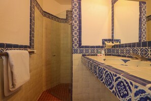 Dusche, kostenlose Toilettenartikel, Haartrockner, Handtücher