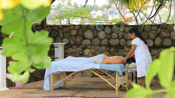 Masajes en la playa, manicures y pedicures y masajes