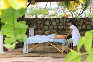 Massagen am Strand, Maniküre und Pediküre, Massageanwendungen