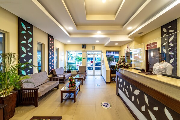 A hotel lobby with a reception desk, seating area, and a view of the outside. - Prideinn Mombasa City (Mombasa)