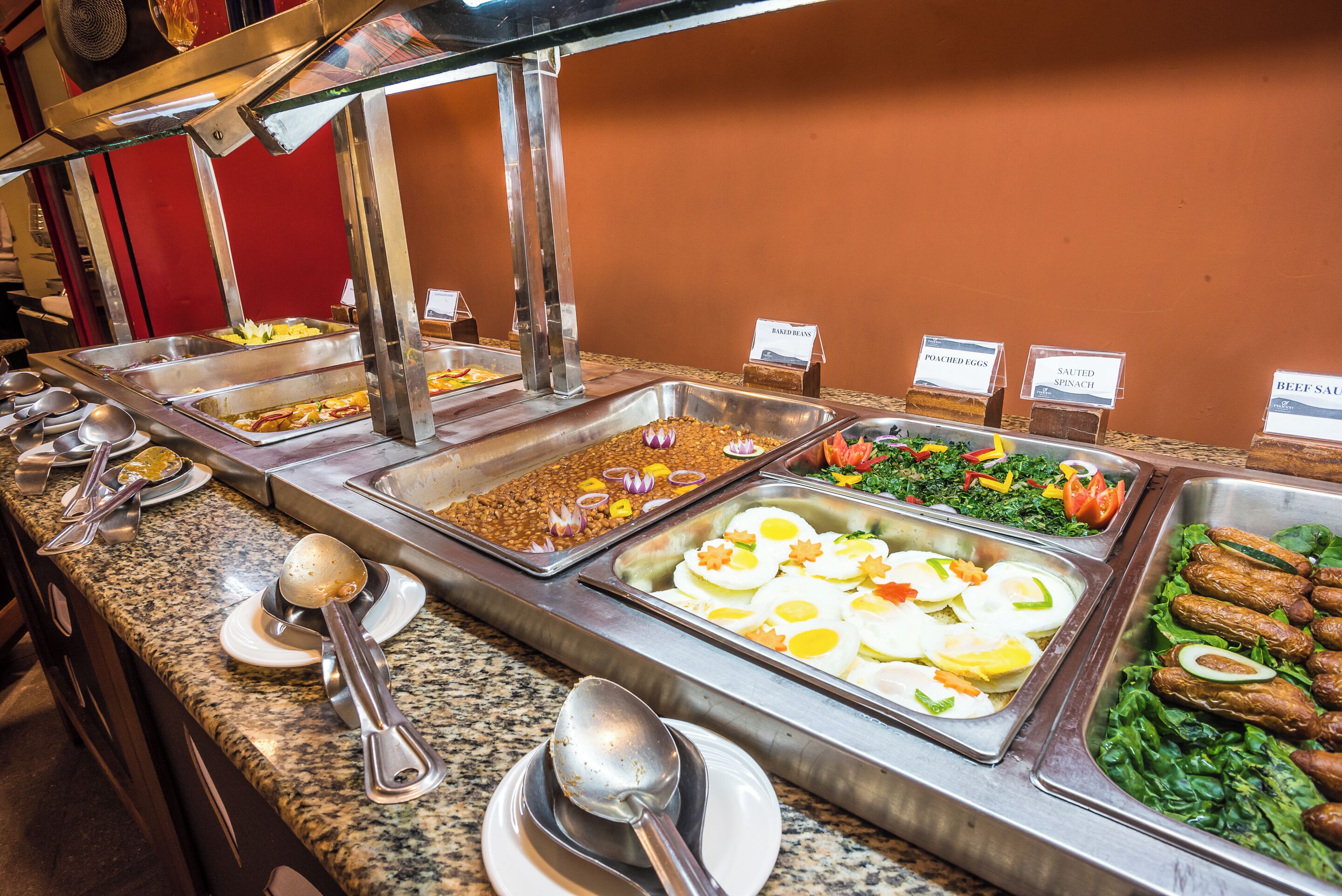 Petit déjeuner, déjeuner et dîner servis sur place