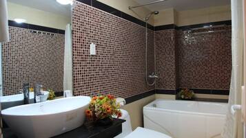 Suite | Baño | Regadera, regadera tipo lluvia, amenidades de baño gratuitas