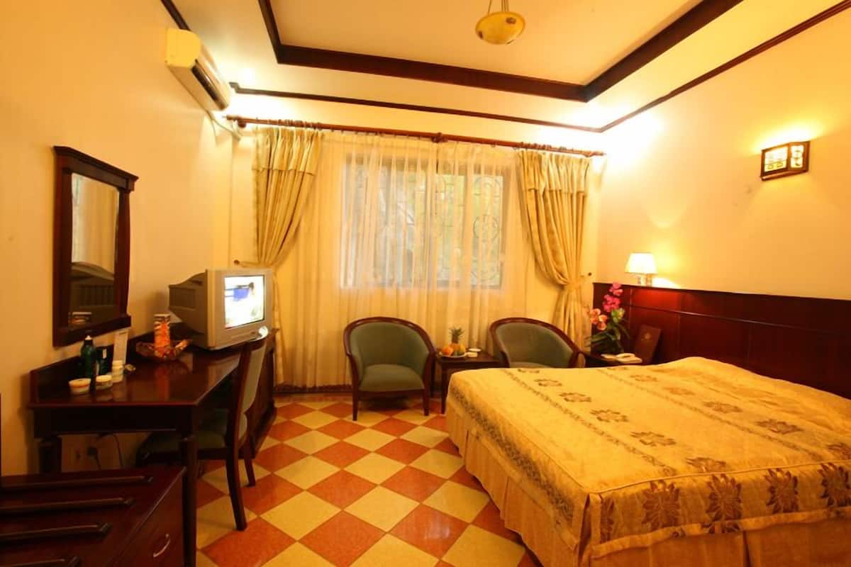 Habitación estándar, 1 cama matrimonial o 2 camas individuales | Área de sala de estar | Televisión LCD de 32 pulgadas con canales por cable y televisión