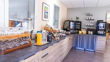 Dagelijks ontbijtbuffet (EUR 13 per persoon)