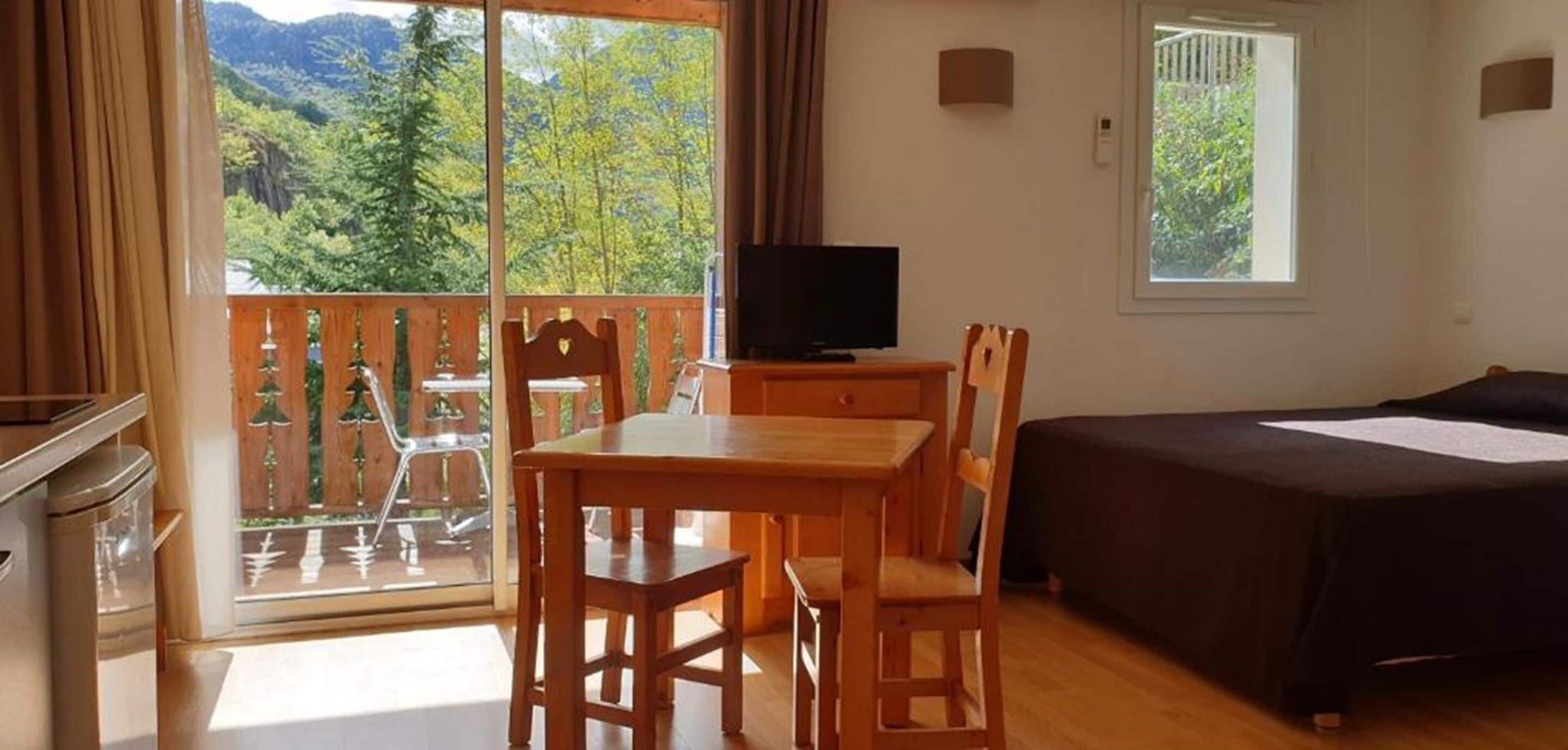 Een 80-cm flatscreentelevisie met digitale zenders