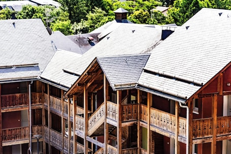 Fachada de la propiedad. Résidence Vacancéole Le Domaine de la Vallée d'Ax