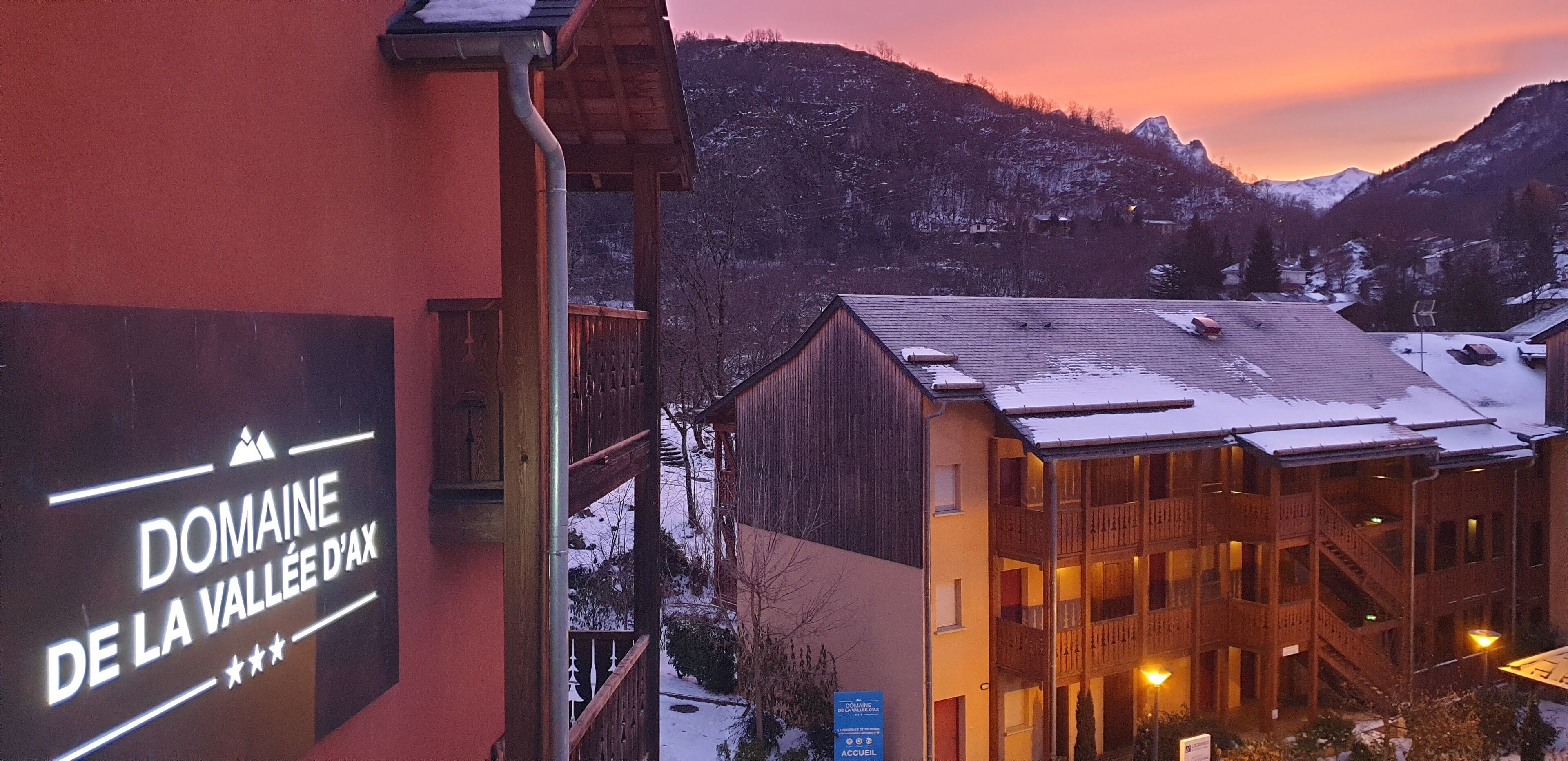 Un edificio con un letrero que dice “Domaine de la Vallée d'Ax”.