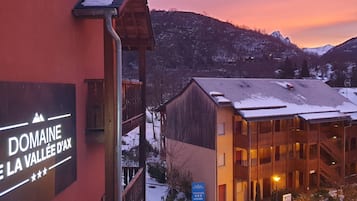 Un edificio con un letrero que dice “Domaine de la Vallée d'Ax”.