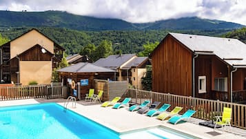 Een seizoensgebonden buitenzwembad