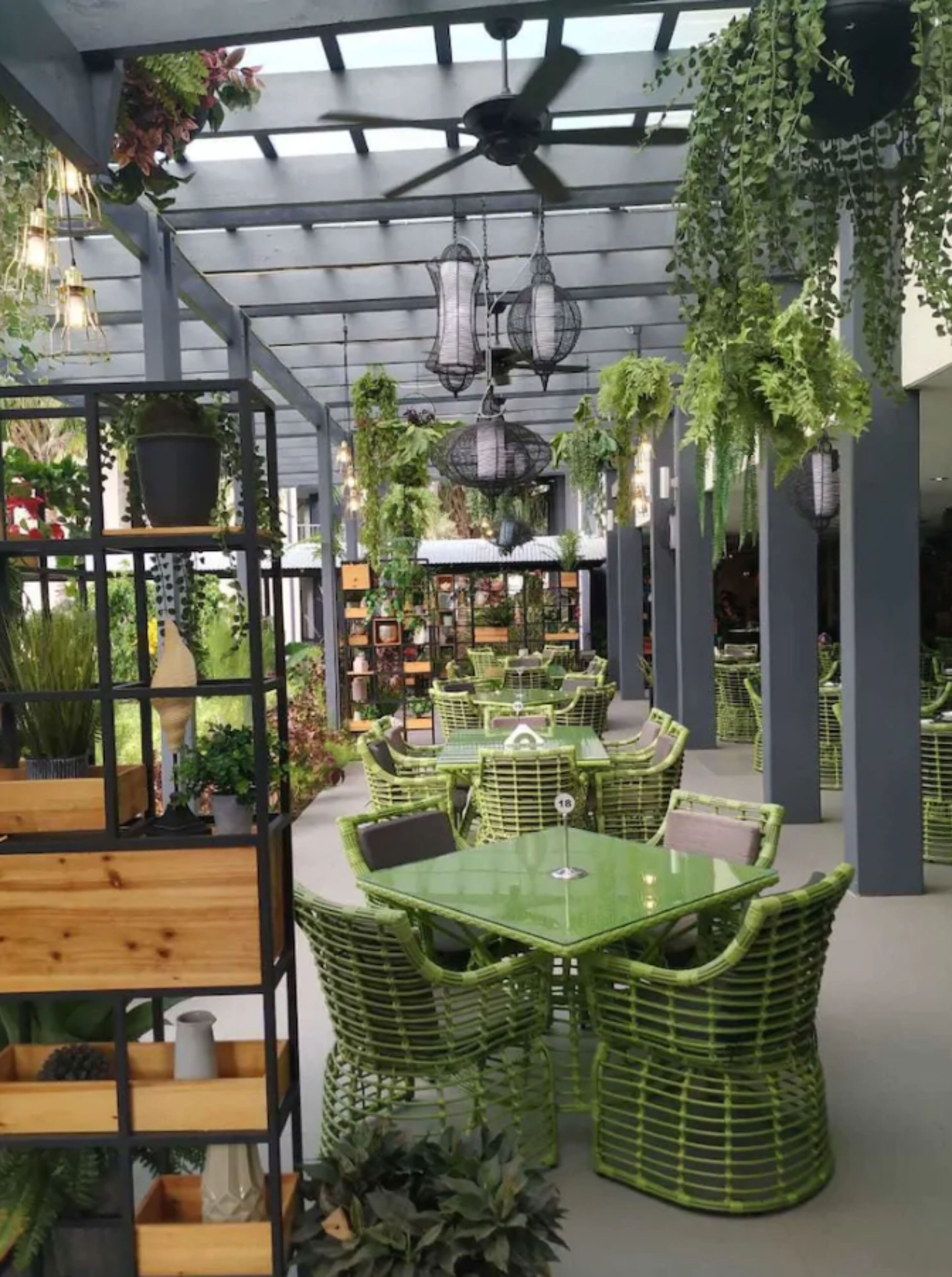 3 restaurants, breakfast served