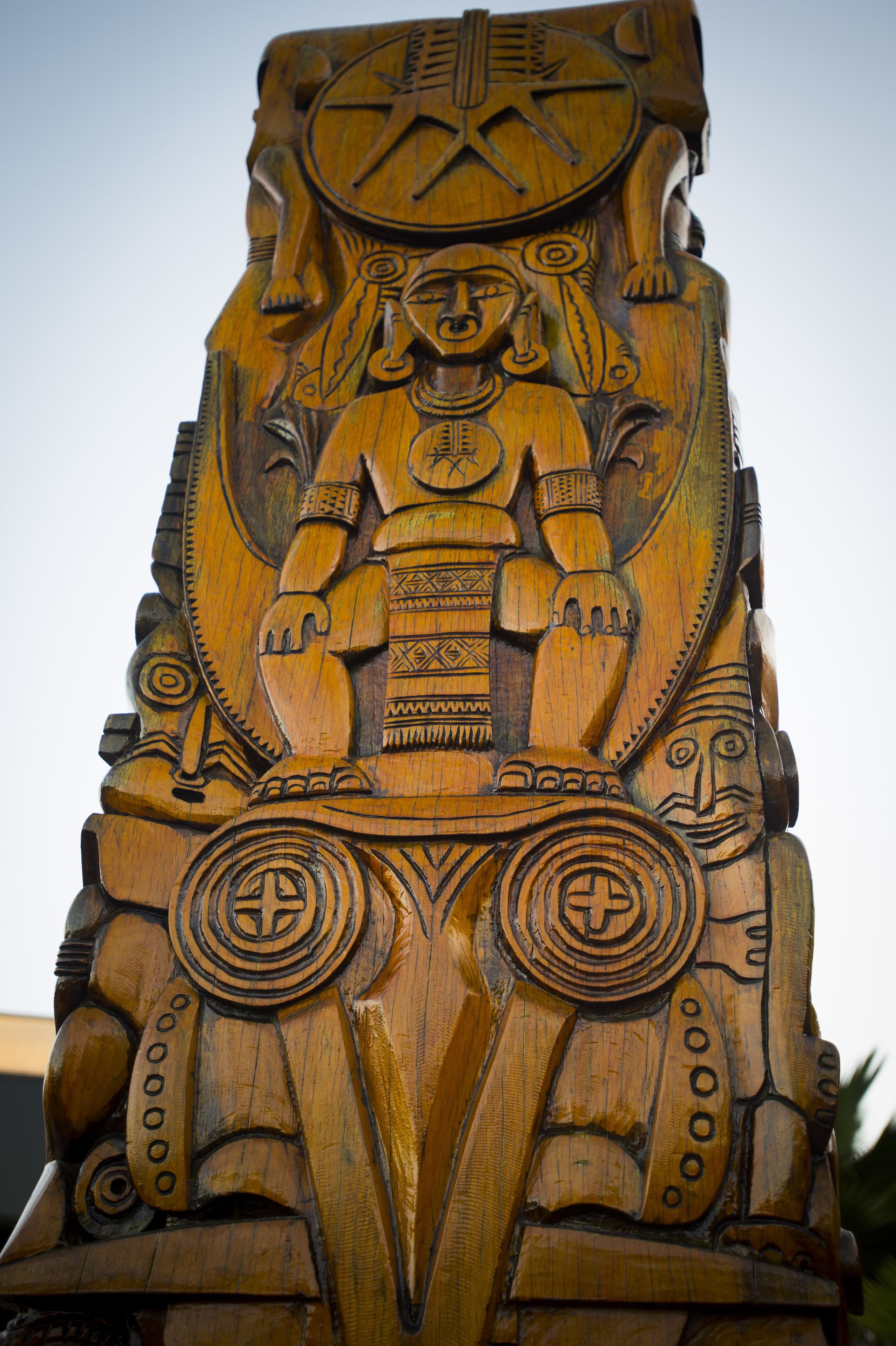 Une sculpture en bois détaillée, ornée de motifs et de sculptures complexes.