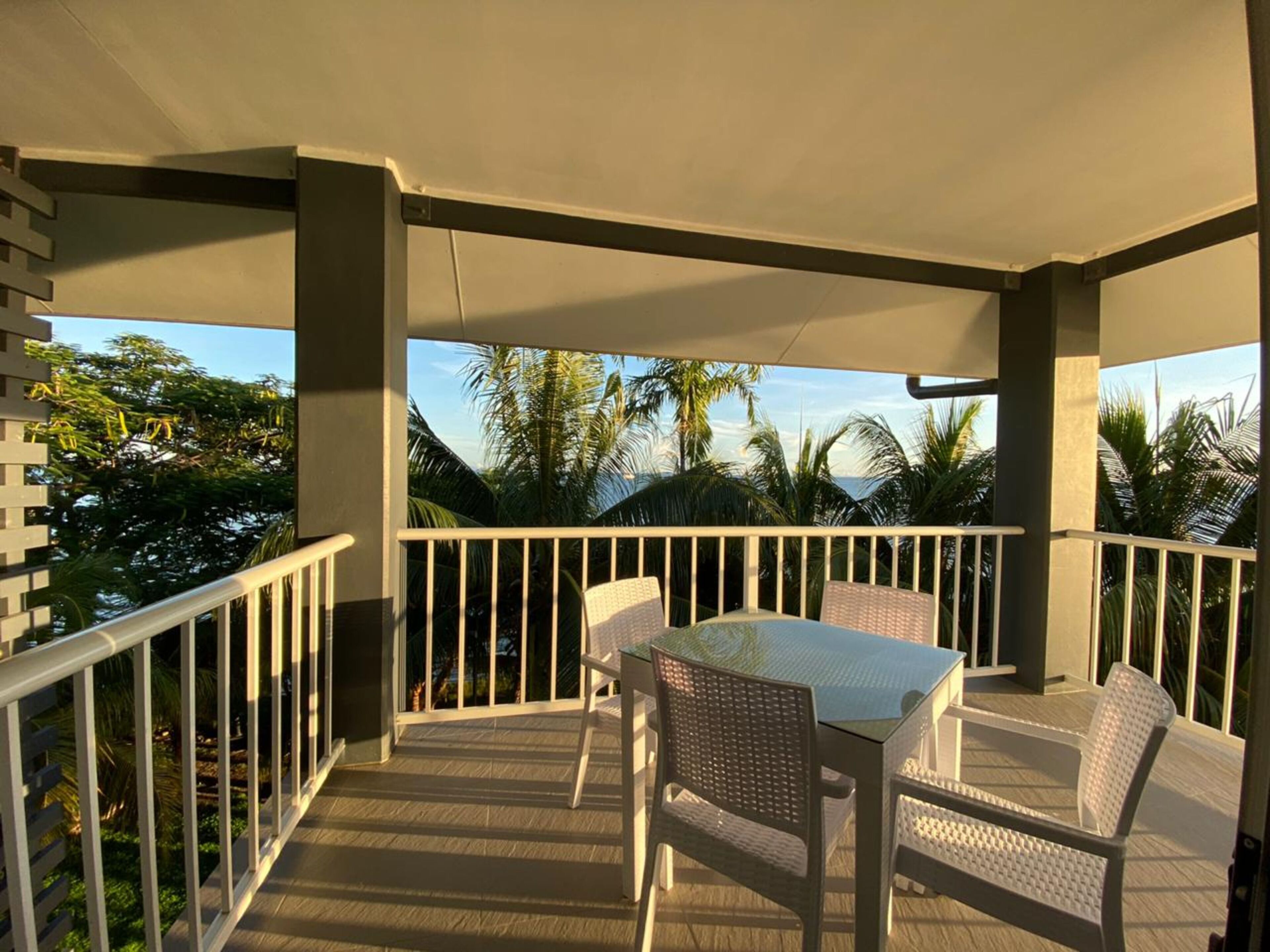 أغطية فراش متميزة وأسرّة بطبقة علوية مريحة وميني بار وخزنة داخل الغرفة