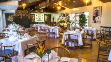 3 restaurants, breakfast served