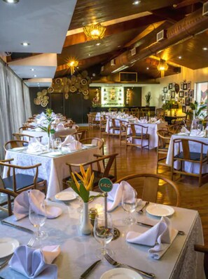 3 restaurants; breakfast, lunch, dinner and brunch served  - Heritage Park Hotel (Honiara)