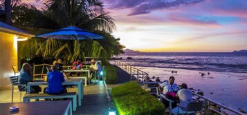 3 restaurants, breakfast served