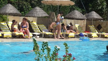 Alberca al aire libre, acceso de 09:00 a 20:00, y camastros