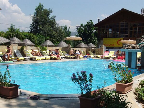 Piscine extérieure, chaises longues