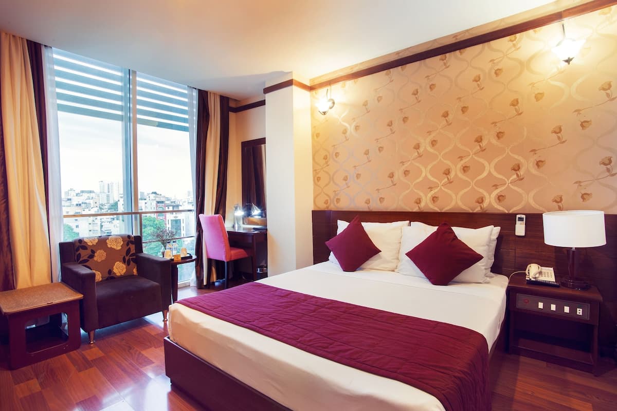 Quarto casal premium, vista para o parque | Roupas de cama premium, frigobar, cofres nos quartos, escrivaninha