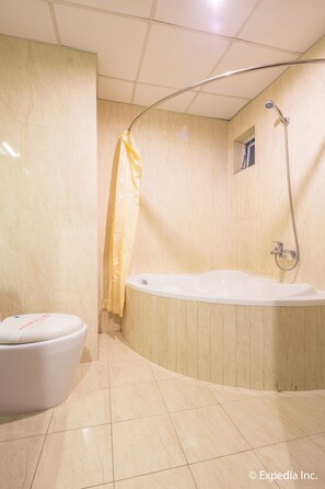 免費盥洗用品、吹風機、浴袍、拖鞋