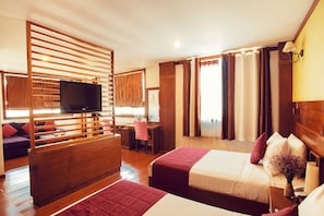 Phòng Suite, 2 giường đơn | Bộ đồ giường cao cấp, minibar, két bảo mật tại phòng, bàn