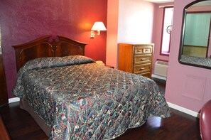 Individually furnished, desk, blackout curtains, free WiFi - Budget Inn of Claypool Hill (Pounding Mill)