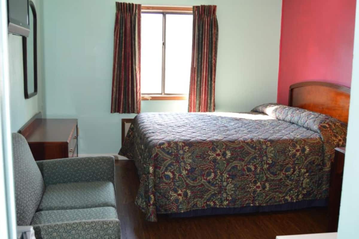 Chambre Standard, 1 trĂšs grand lit, fumeur | Ameublement unique, bureau, rideaux dâobscurcissement