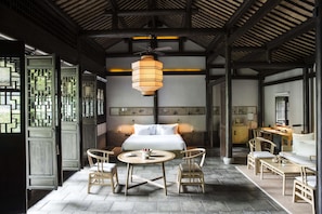 Minibar, Zimmersafe, individuell dekoriert, individuell eingerichtet