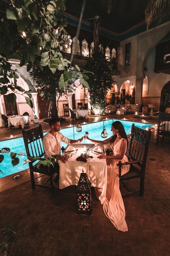 Café da manhã, almoço e jantar; culinåria internacional