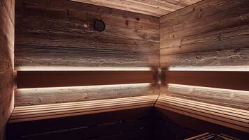 Un sauna avec des murs et des bancs en bois, une barre de maintien visible et une petite fenêtre.