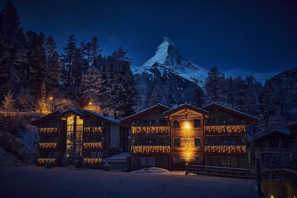 Façana frontal de l'allotjament (vespre/nit)